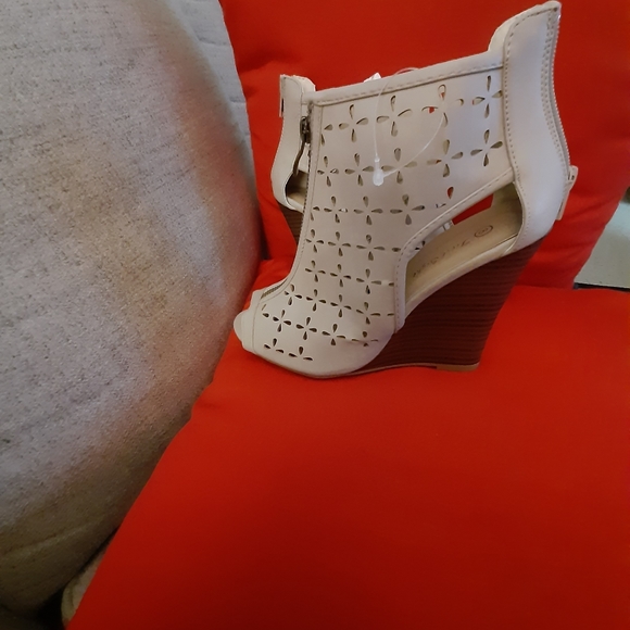 FIRST SIGHT WOMEN'S SHOES. SZ::8..NEW WITHOUT TAG. NEVER WORN. - Picture 3 of 9